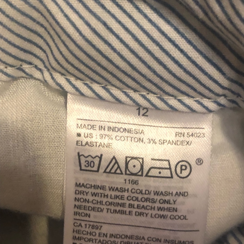 Old navy 3.5” inseam shorts in black - Picture 4 of 4